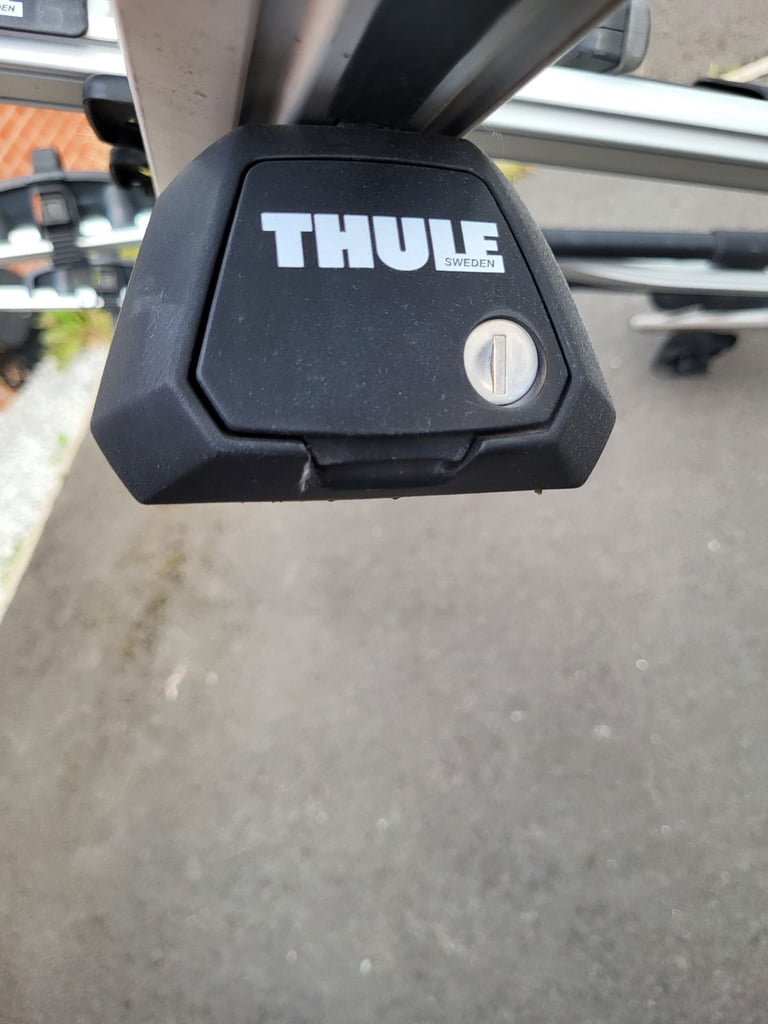 Thule Evo bars plus 3 x thule pro ride