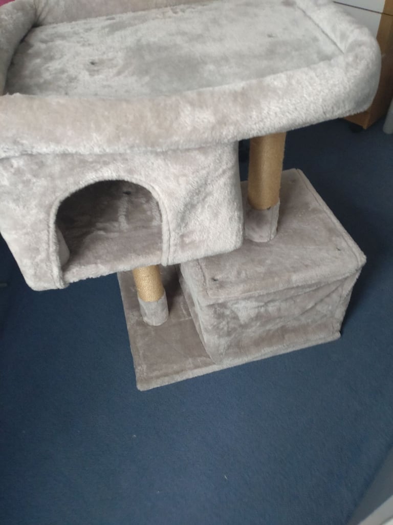 Lovely cats house to play in  ideal for kittens or small cat pick up only 