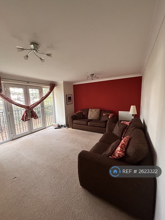 3 bedroom flat in Chesterfield Gardens, Glasgow, G12 (3 bed) (#2623322)