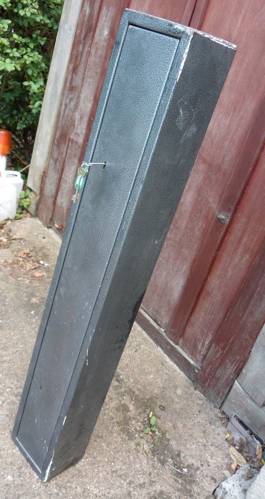Gun Cabinet with locks and 3 keys can be bolted to a wall no longer needed 137 x 20 x 16cm