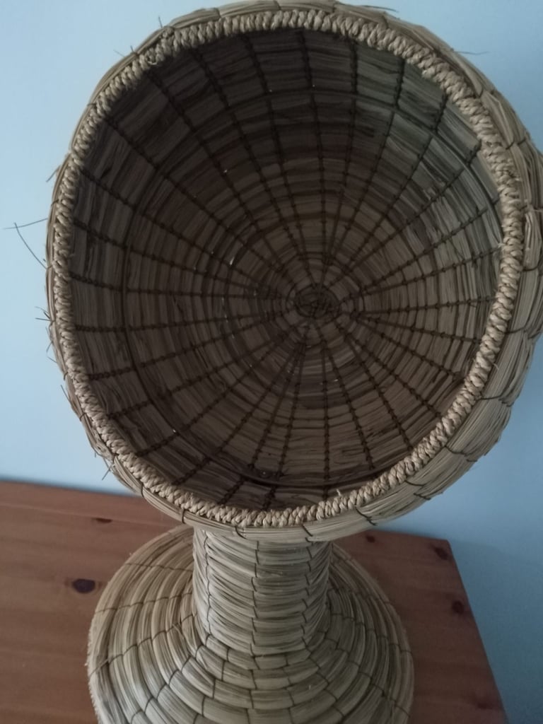 Wicker elevated Cat bed with cushion 