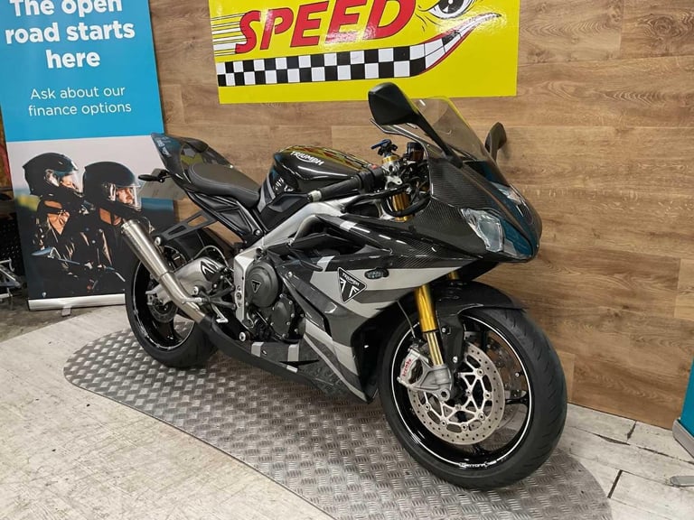 TRIUMPH DAYTONA MOTO2 765