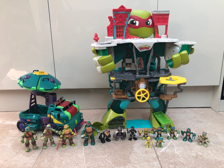 TMNT Half Shell Headquarters, Truck & Figures