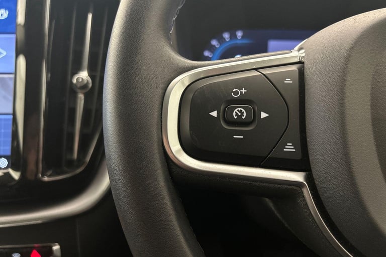 2022 Volvo XC60 Momentum, B5 AWD mild hybrid ESTATE Petrol/Electric Hybrid Automatic