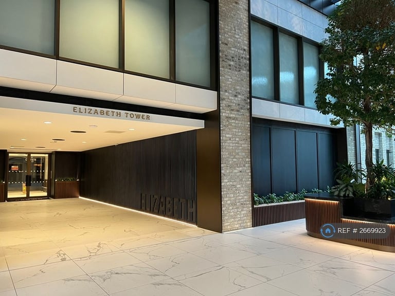 2 bedroom flat in Elizabeth Tower At Crown Street, Manchester, M15 (2 bed) (#2669923)