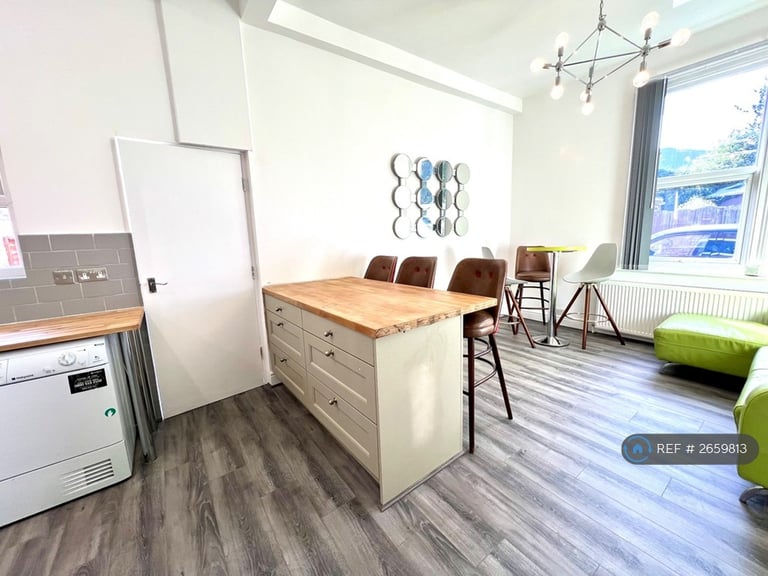 6 bedroom house in Camberwell Terrace, Leamington Spa, CV31 (6 bed) (#2659813)