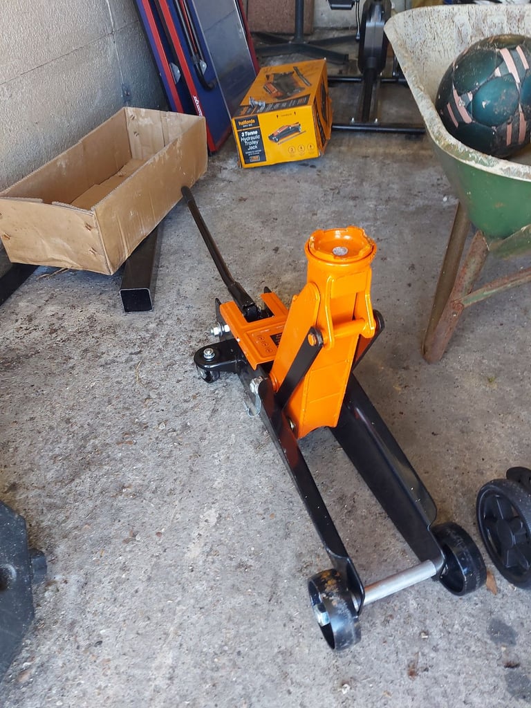 Halfords 3 Tonne Hydraulic Trolley Jack - Heavy Duty Car Lifting Tool (Boxed)