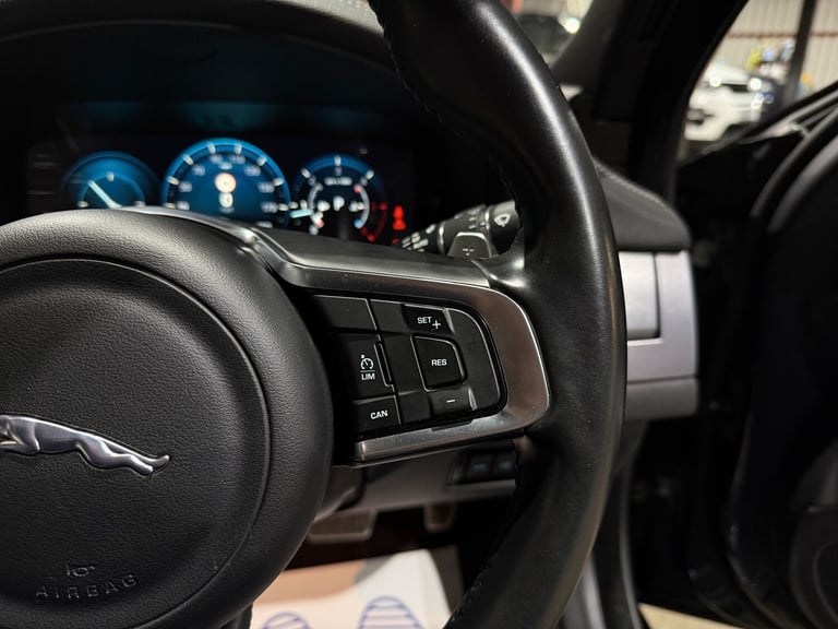 2017 Jaguar XF 2.0d R-Sport Saloon 4dr Diesel Auto AWD Euro 6 (s/s) (240 ps)