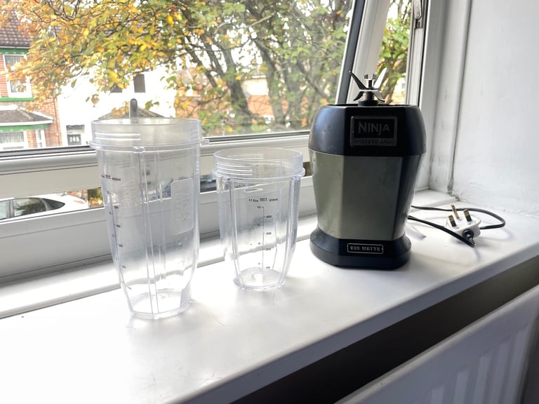 Ninja blender and two cups 