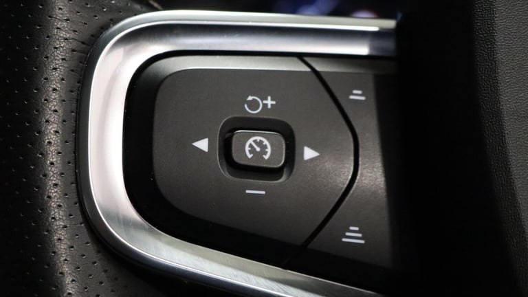  Volvo XC40 T3 R-Design (Lounge Pack, Sunroof, Harman Kardon, 360 Camera, BLIS) Petrol Automatic