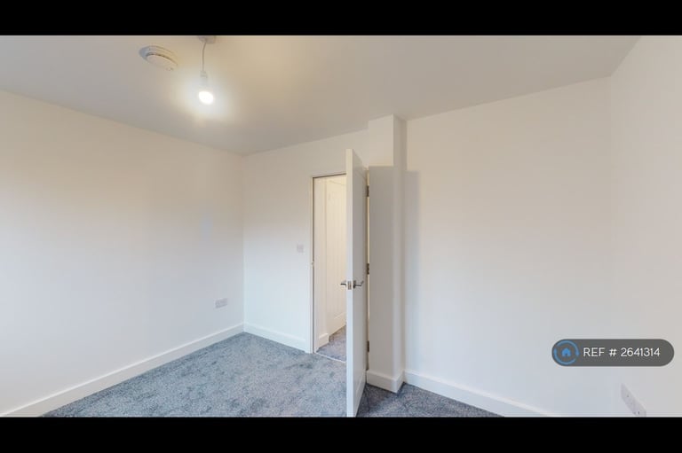 1 bedroom flat in Queen Street, Oldham, OL1 (1 bed) (#2641314)