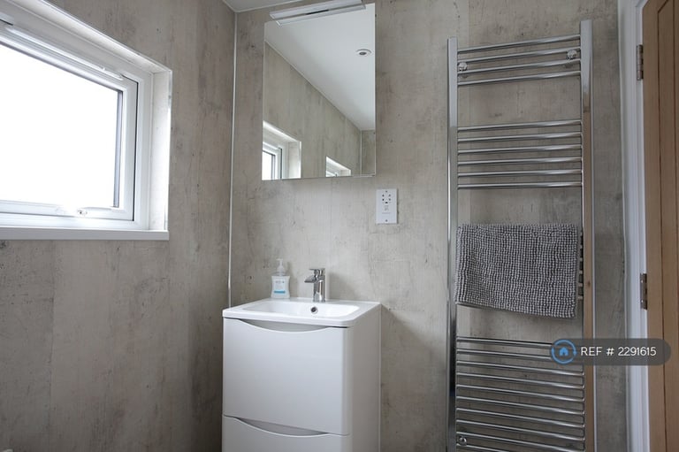 2 bedroom flat in Sandgate High Street, Sandgate, Folkestone, CT20 (2 bed) (#2291615)