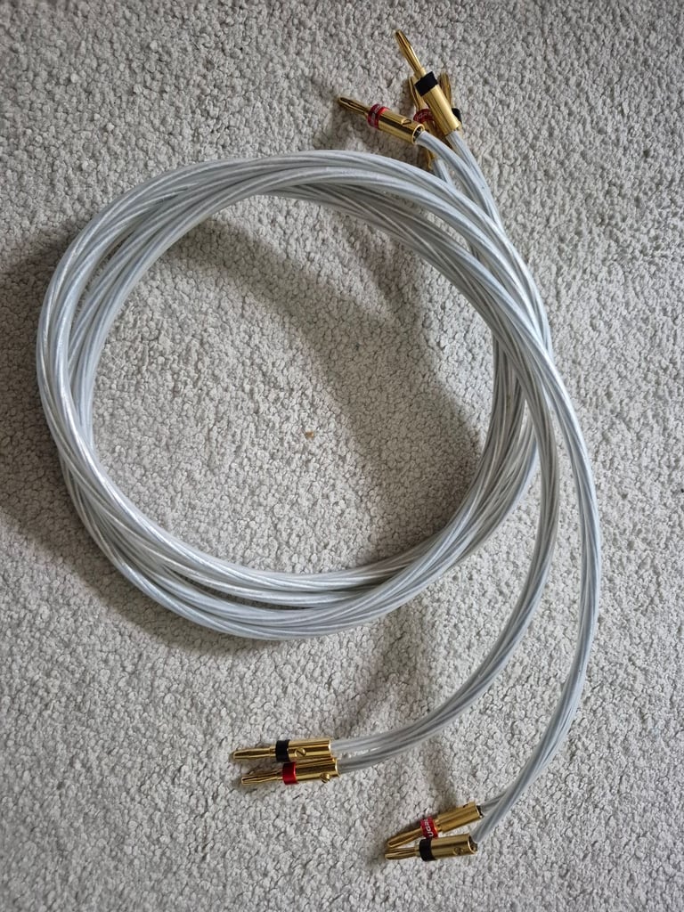 QED silver core speaker cable with Ugreen banana connectors.