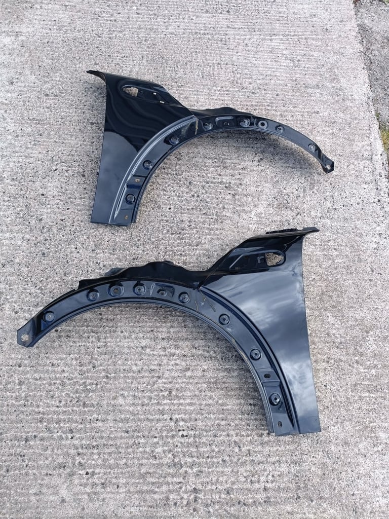 Breaking a Mini R56 1.6 petrol midnight black
