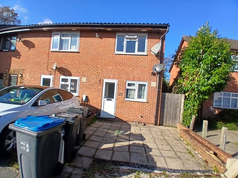 Two Double Bedroom End of Terrace House next to Waddon Station in Croydon