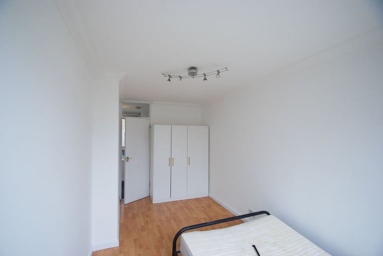 Two bedroom ground floor ex-local maisonette E14