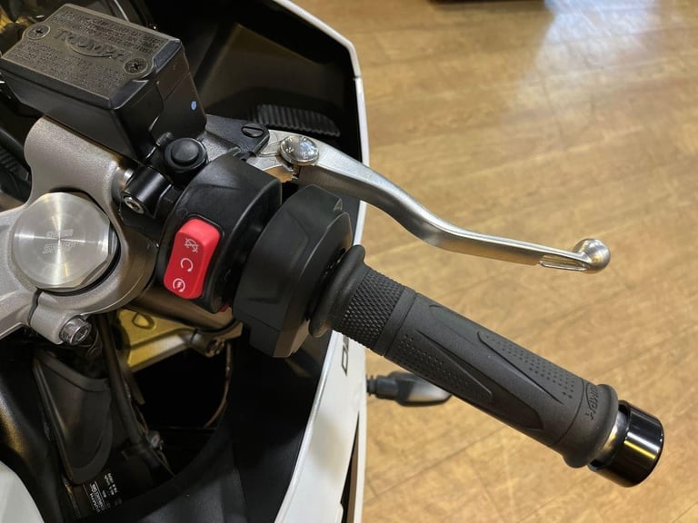 2025 Triumph Daytona 660 STANDARD TWIN COLOUR Petrol black 6 Speed