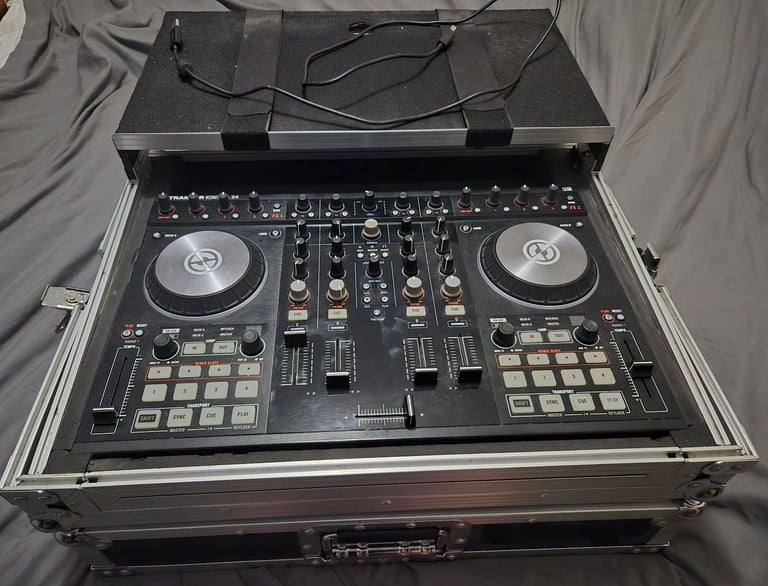 Traktor controller S4 m2 with original flight case 