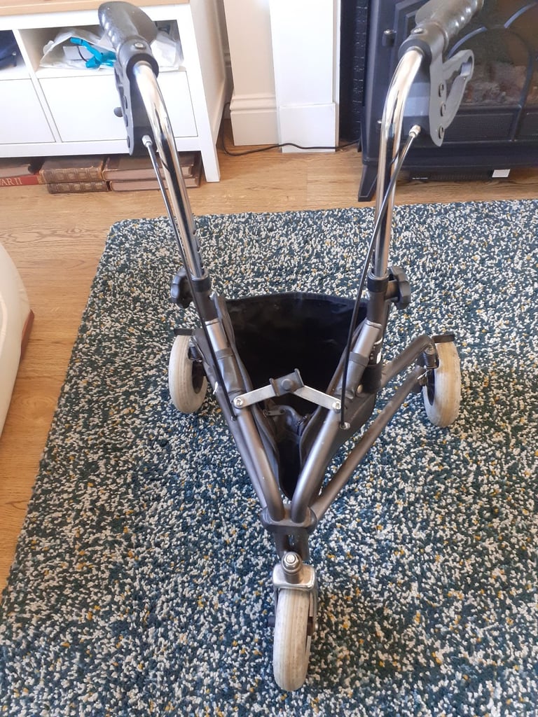 3 wheeler walking support stroller with basket - perfect condition - collection Winchester