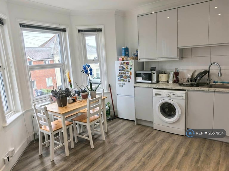 2 bedroom flat in Stewart Road, Bournemouth, BH8 (2 bed) (#2657954)