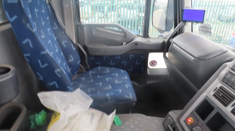 2011 Iveco Stralis 26.310 6x2 fitted with atlas 105.2 brick grab euro5
