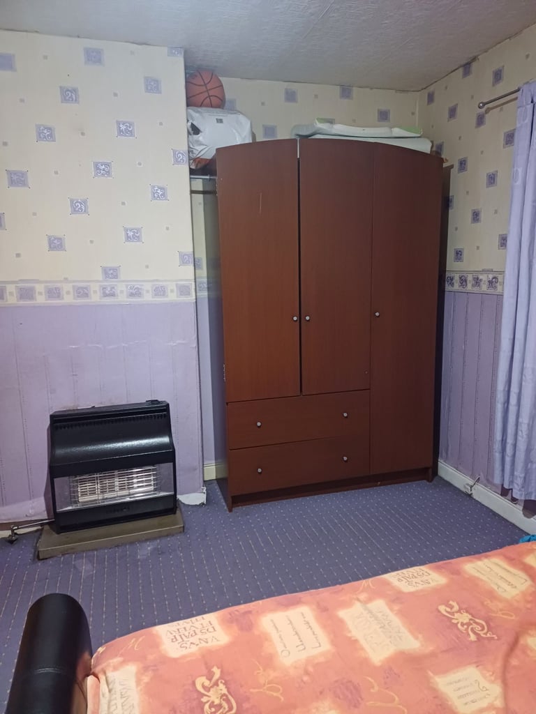 ROOM TO LET