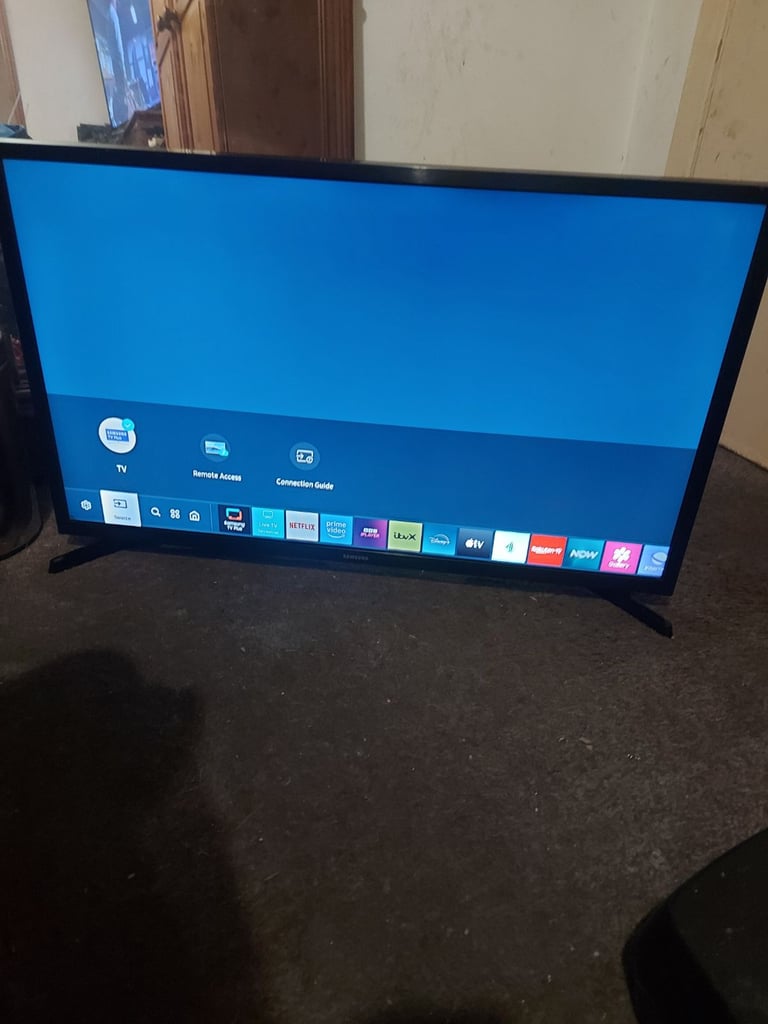 Samsung 32" smart tv with remote control 