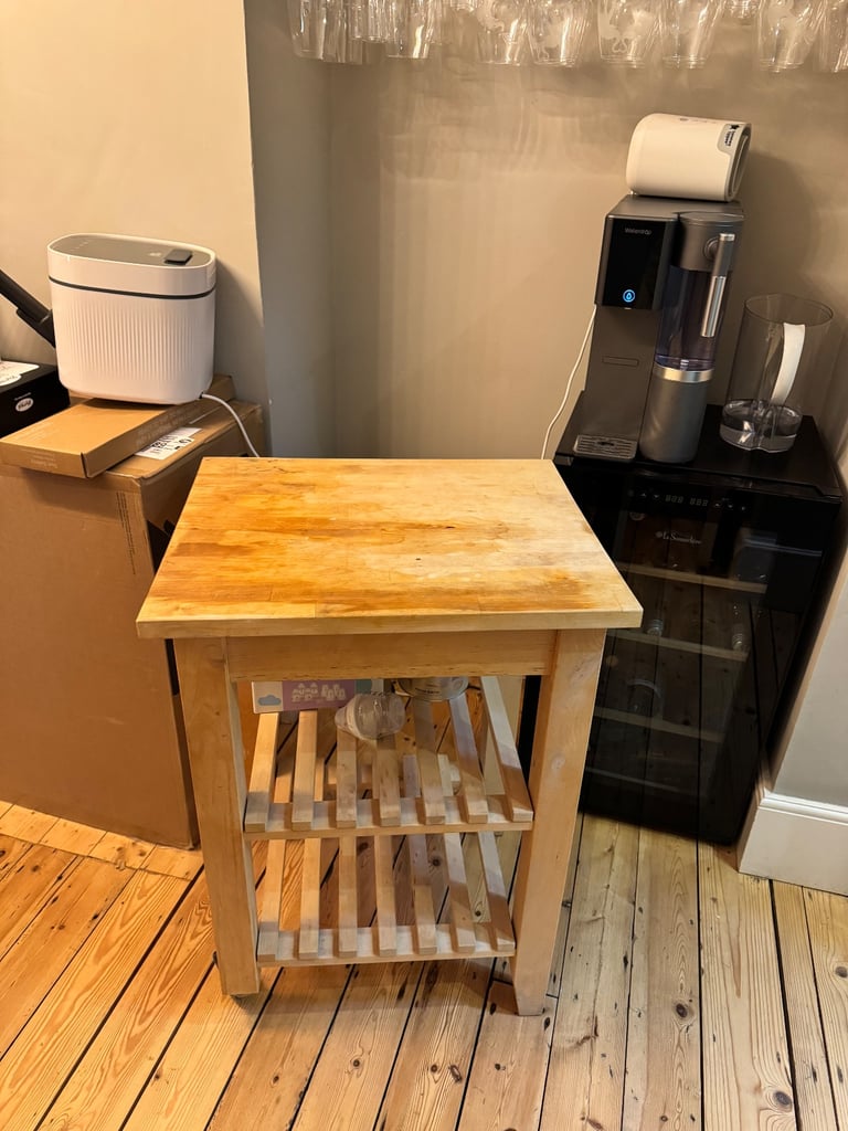 Solid Wooden Butcher’s Block with Lockable Wheels – Handy Kitchen Island