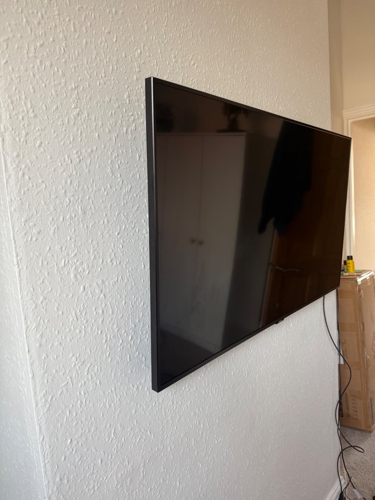 Samsung TV & wall mounter (perfectly functioning) 