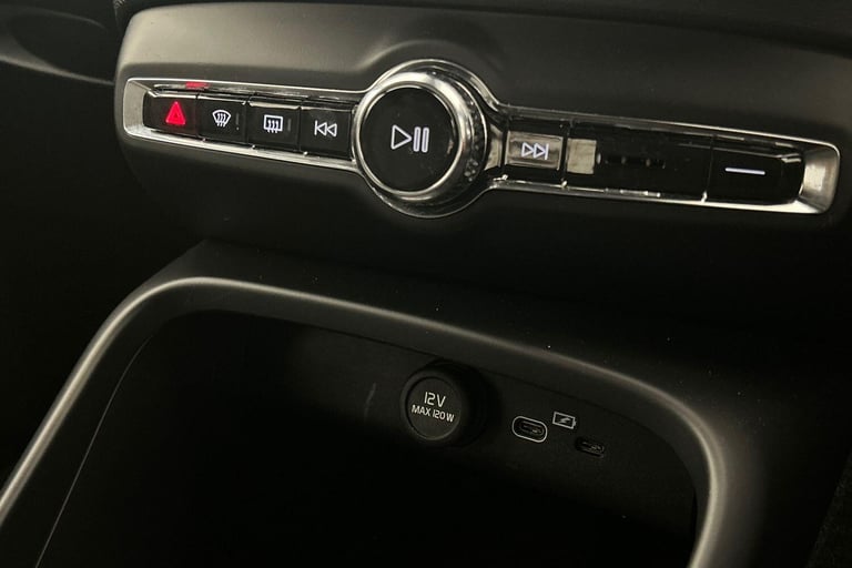 2023 Volvo XC40 Core, B3 mild hybrid, Petrol ESTATE Petrol/Electric Hybrid Automatic