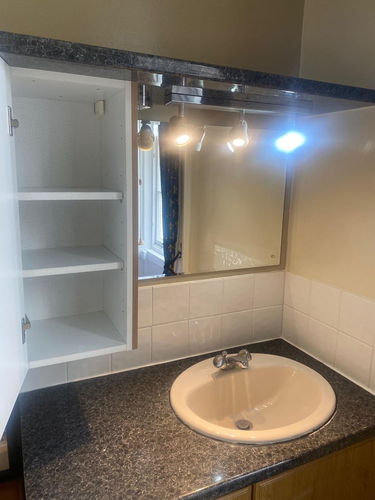 CITY CENTER LUXUARY DOUBLE ROOM ALL BILLS INCLUDED NEAR PRINCESS STREET 