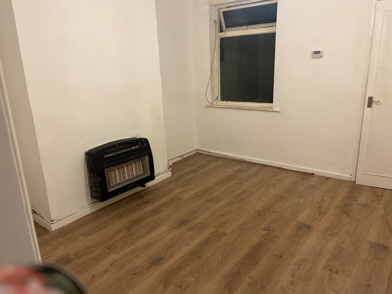 3 bedroom, 2 reception rooms town centre location 