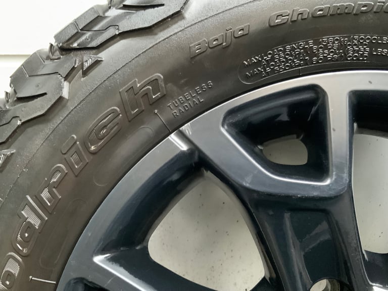 Hilux 2019 ltd edition black Alloys & tyres