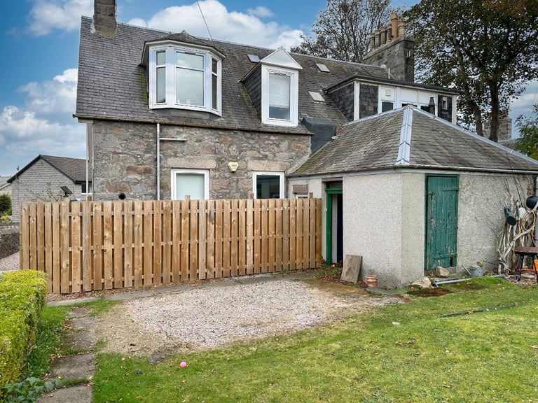 2 bedroom flat in Clifton Road, Hilton, Aberdeen, AB24 4DT