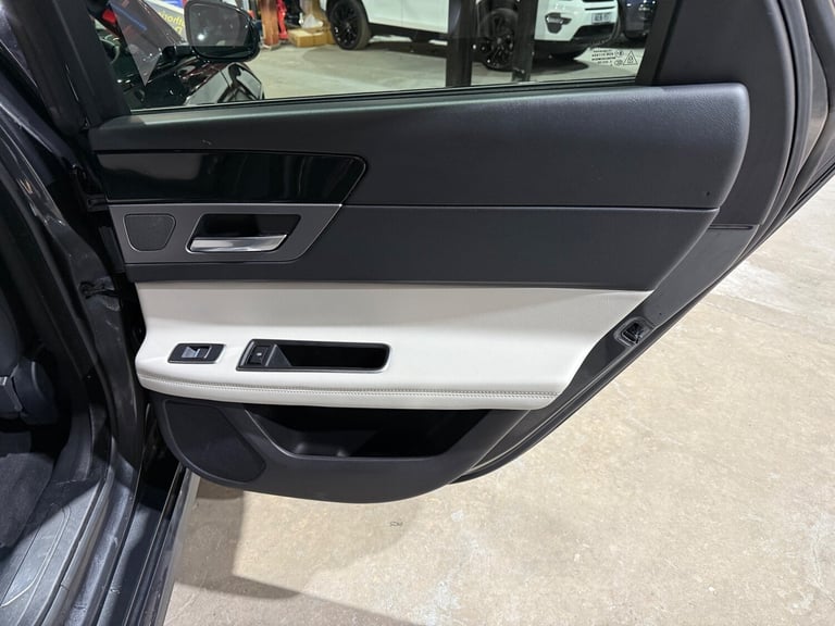 2017 Jaguar XF 2.0d R-Sport Saloon 4dr Diesel Auto AWD Euro 6 (s/s) (240 ps)