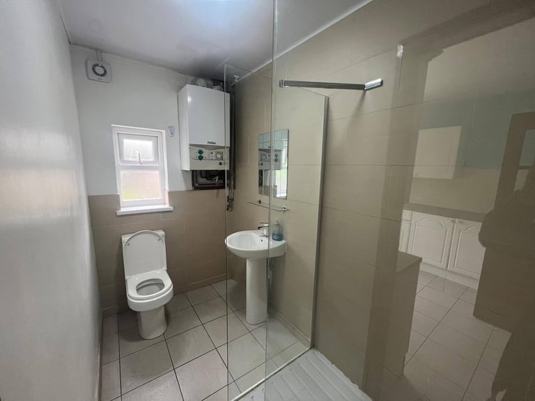 THREE BEDROOM HOUSE TO RENT ** EXCELLENT TRANSPORT LINKS VIA WARWICK ROAD AND STRATFORD ROAD ** 