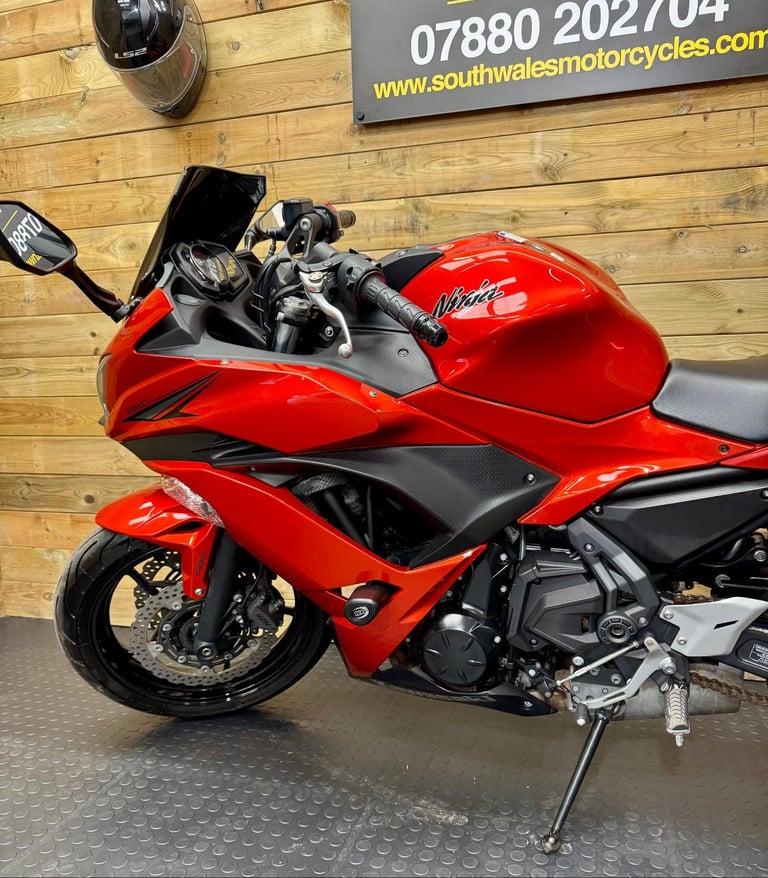 Kawasaki EX 650 Ninja / 2017 model / only 4568 miles!
