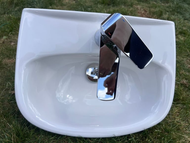 ✅  Sink with Pedestal & Tap – Great Condition 