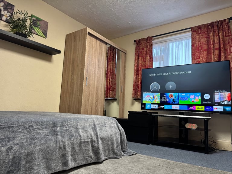 Bright double room in Grays – £700/month + £300 deposit.