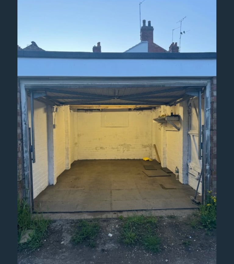 Garage to rent -  Northampton
