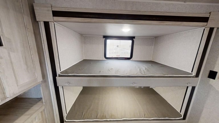 EX DEMO Forest River East To West Della Terra 323QB American Caravan 5th Wheel