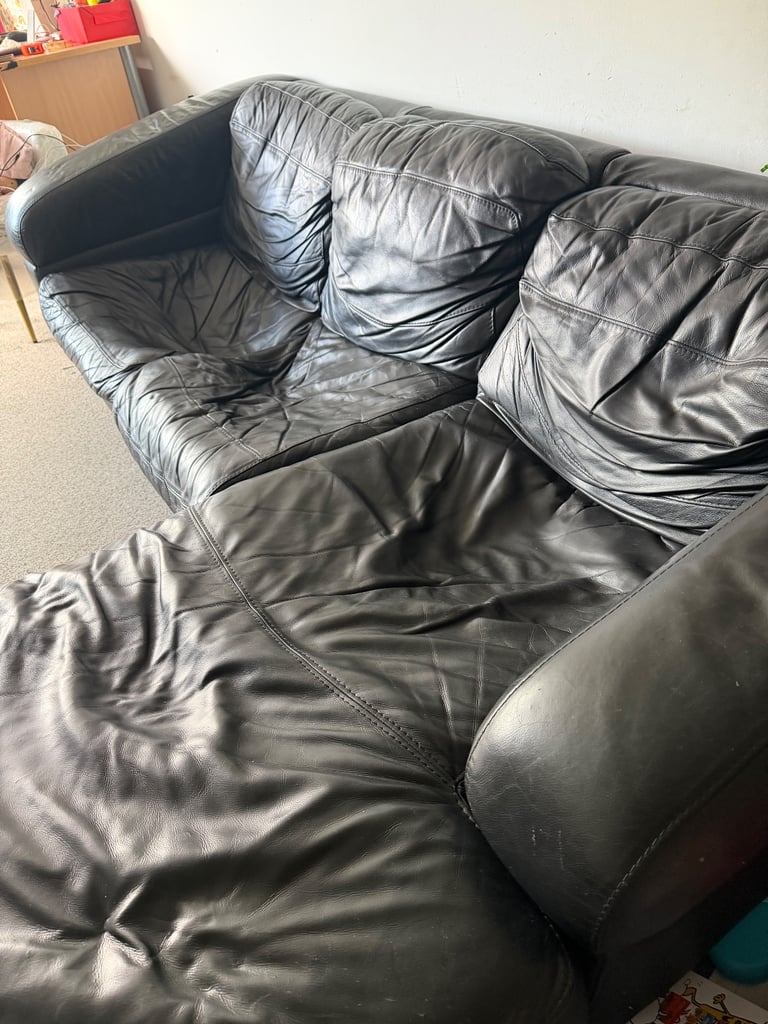 £40!! L-shaped black leather sofa