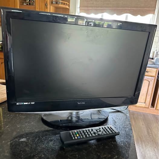 image for 24in Tv / DVD combo with remote