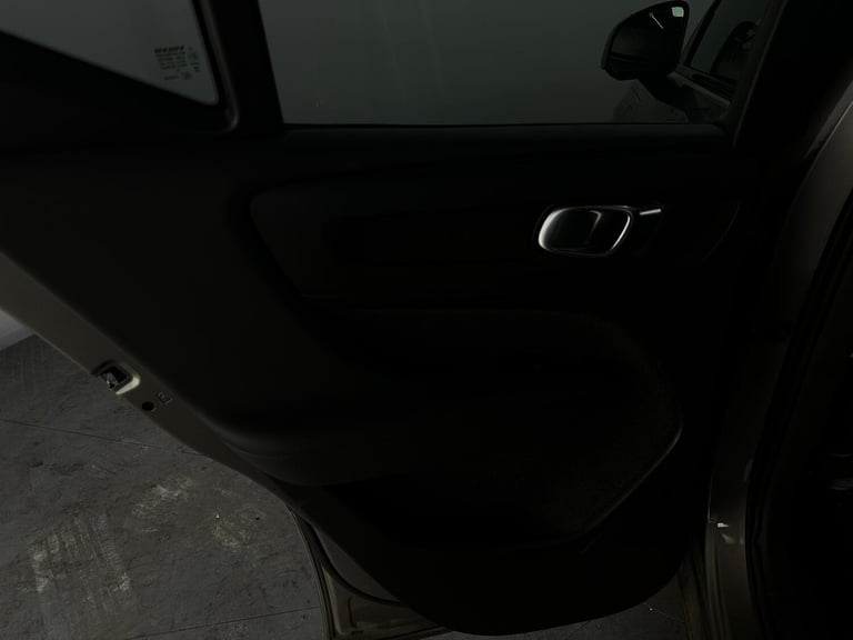  Volvo XC40 1.5h T4 Recharge 10.7kWh R-Design Auto Euro 6 (s/s) 5dr Petrol/Electric Hybrid Automatic