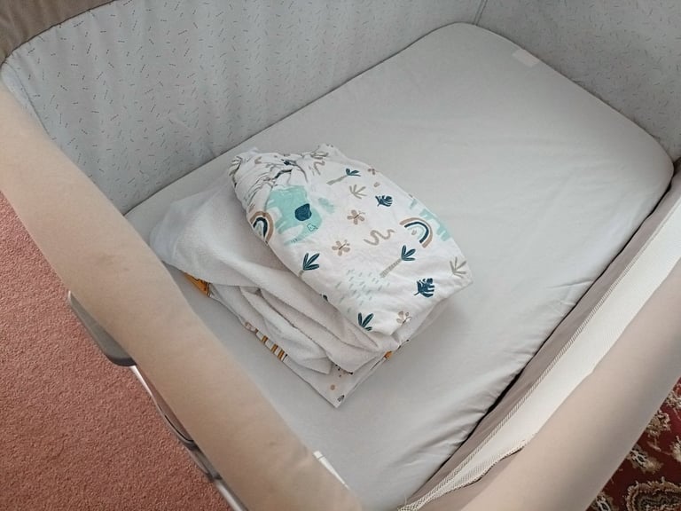 Chicco next to me bedside crib with sheets