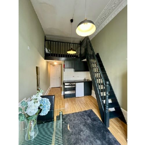 Doube Mezzanine Studio in St Stephen's Gardens, Notting Hill, W2 5QU **Bills Inc**