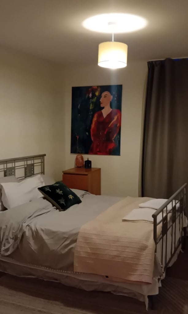 Double room very spacious in beautiful new build flat near Haymarket station to let. Any term