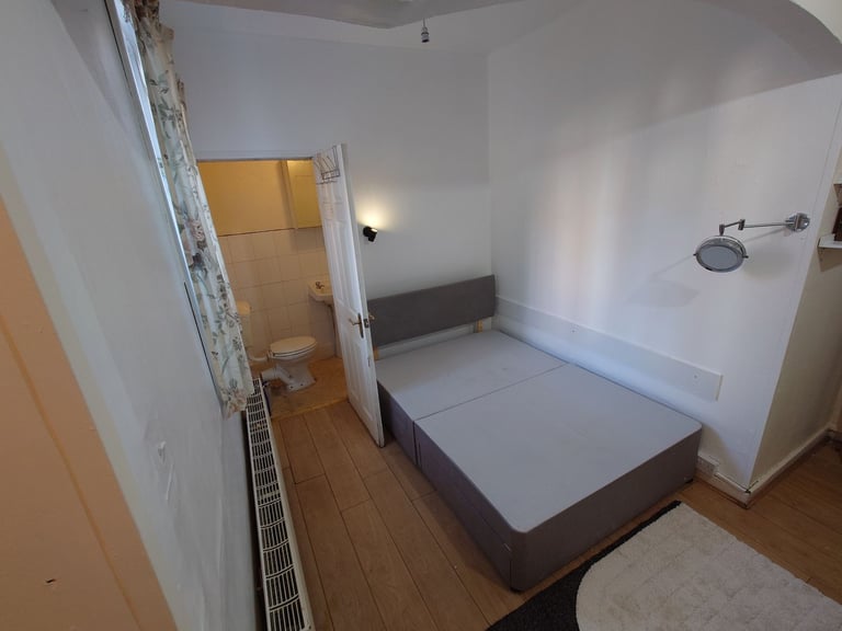 Nice Quiet Studio Flat Bills Included 1.5 Mile Manch City Centre,1 mile Salford Uni Free internet