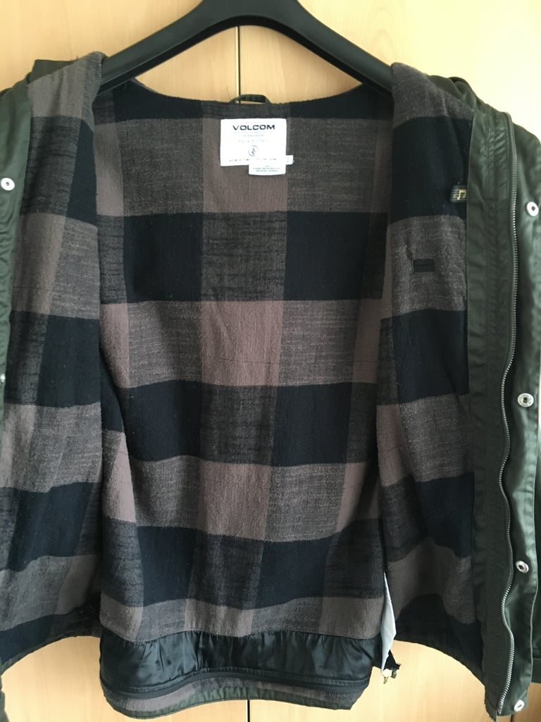 VOLCOM SNOWBOARDING JACKET SIZE (S/P) ** STILL AVAILABLE **