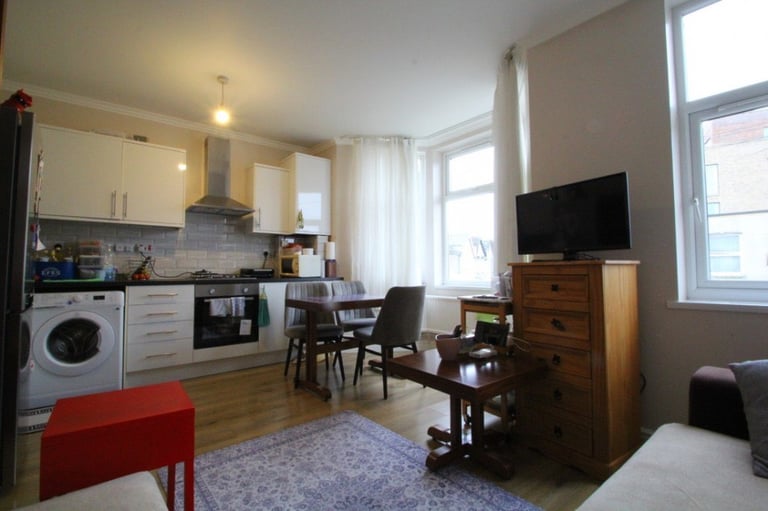Chain Free! Hane Estate Agents offer a 5 bedroom, 3 reception room mid terrace house.
